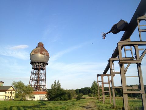 Industriegeschichte hautnah: Der Kugelwasserturm auf dem ehemaligen Gelände der Ilseder Hütte im Peiner Land.